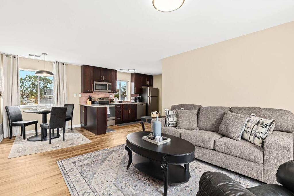 New! Modern Upper Flat Near Downtown Roseville Esterno foto