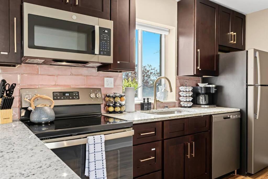 New! Modern Upper Flat Near Downtown Roseville Esterno foto