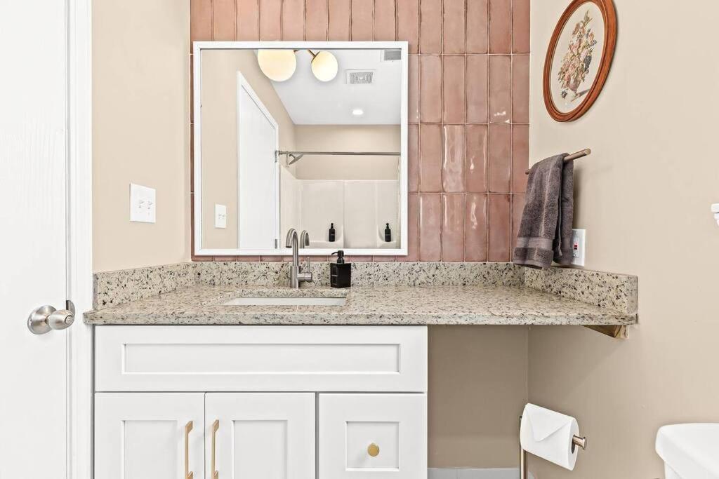 New! Modern Upper Flat Near Downtown Roseville Esterno foto