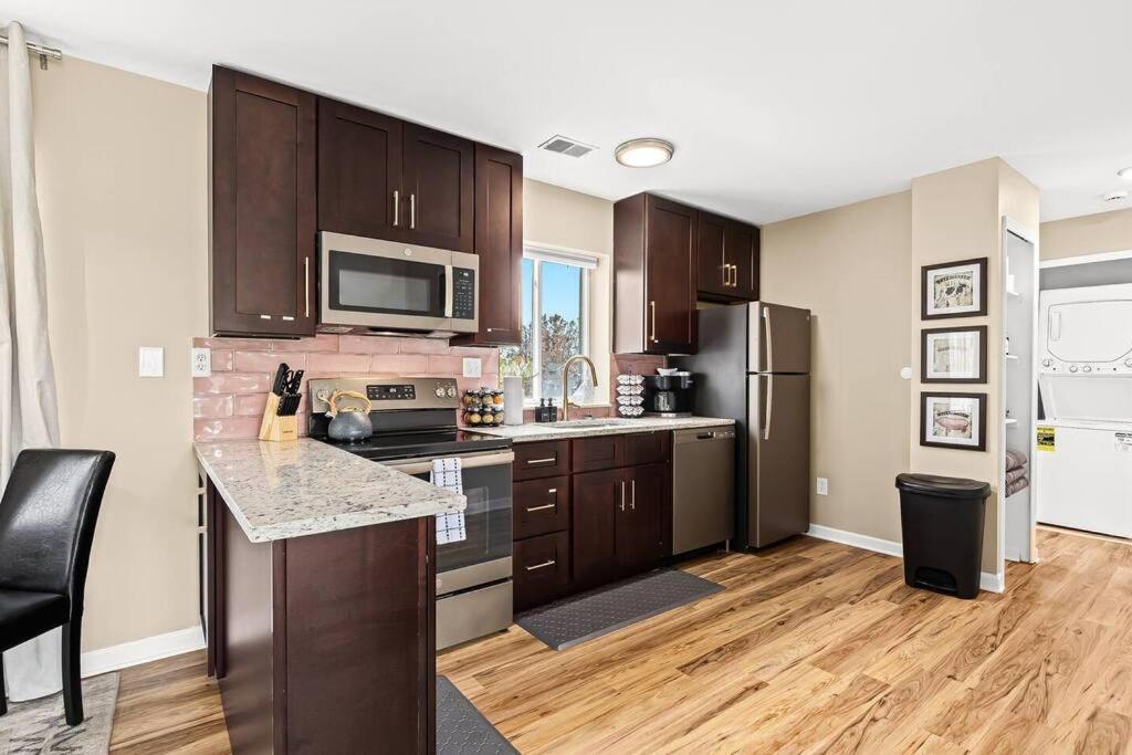 New! Modern Upper Flat Near Downtown Roseville Esterno foto