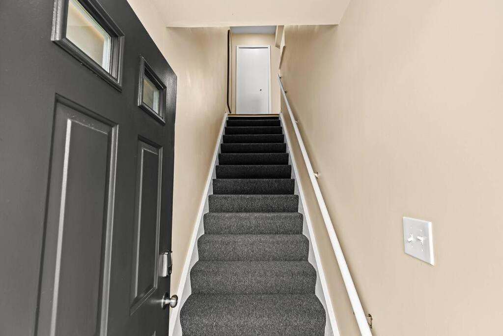 New! Modern Upper Flat Near Downtown Roseville Esterno foto