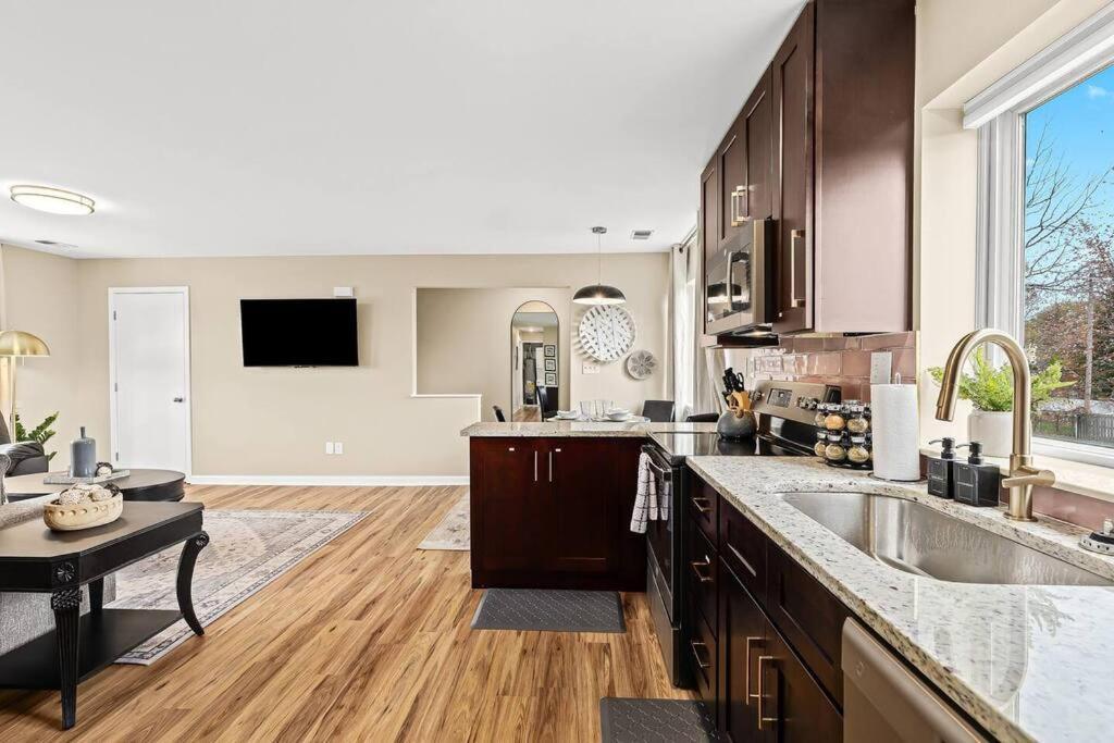 New! Modern Upper Flat Near Downtown Roseville Esterno foto