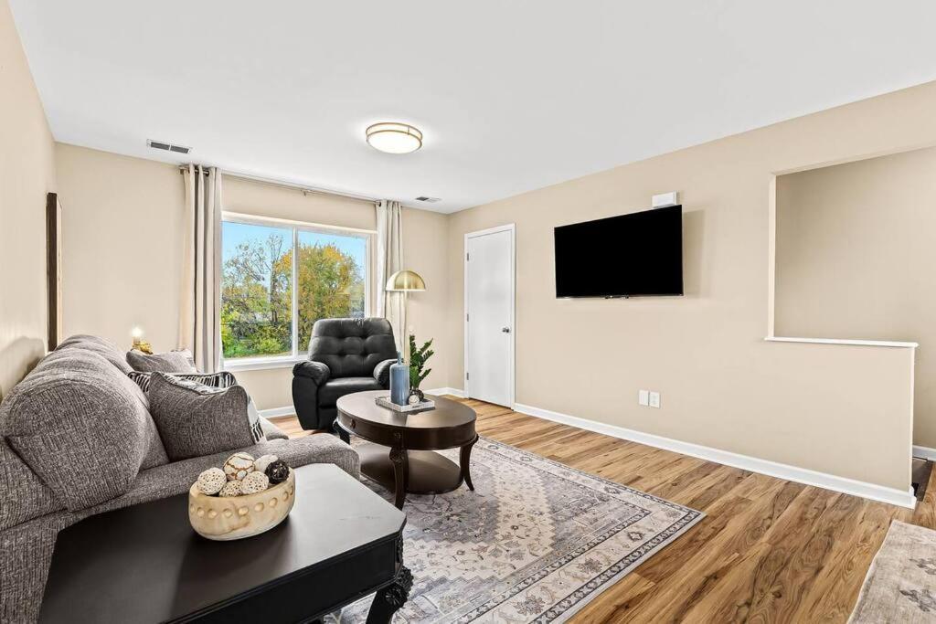 New! Modern Upper Flat Near Downtown Roseville Esterno foto