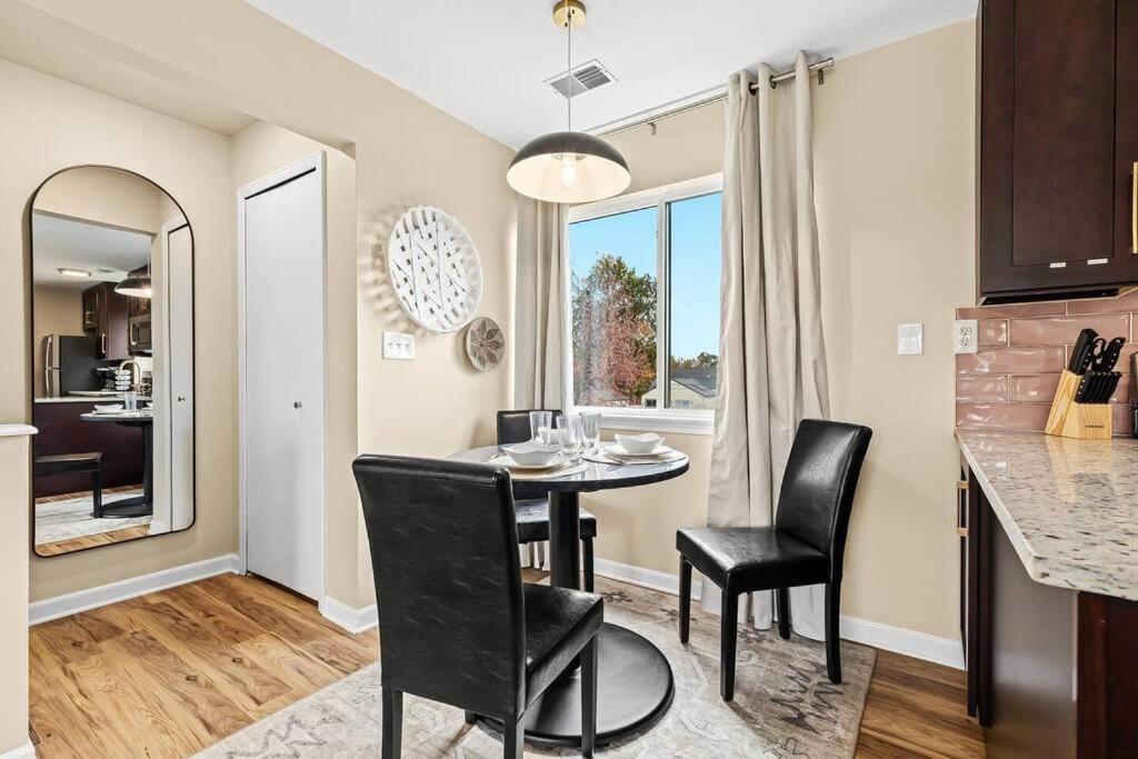 New! Modern Upper Flat Near Downtown Roseville Esterno foto