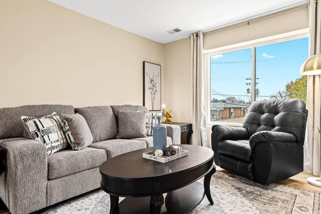 New! Modern Upper Flat Near Downtown Roseville Esterno foto