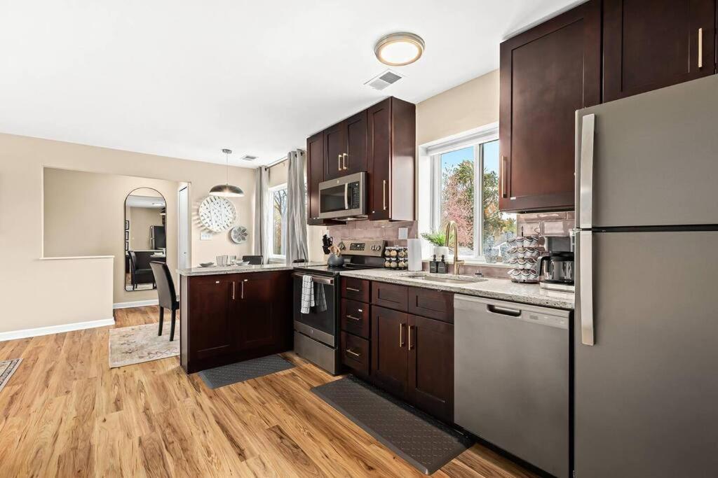 New! Modern Upper Flat Near Downtown Roseville Esterno foto