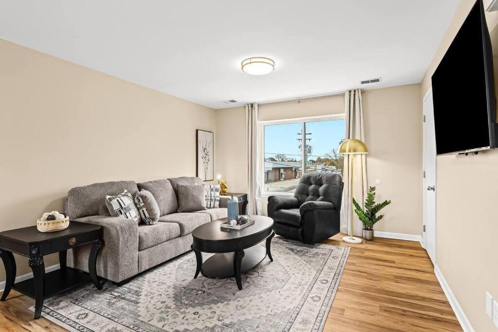 New! Modern Upper Flat Near Downtown Roseville Esterno foto