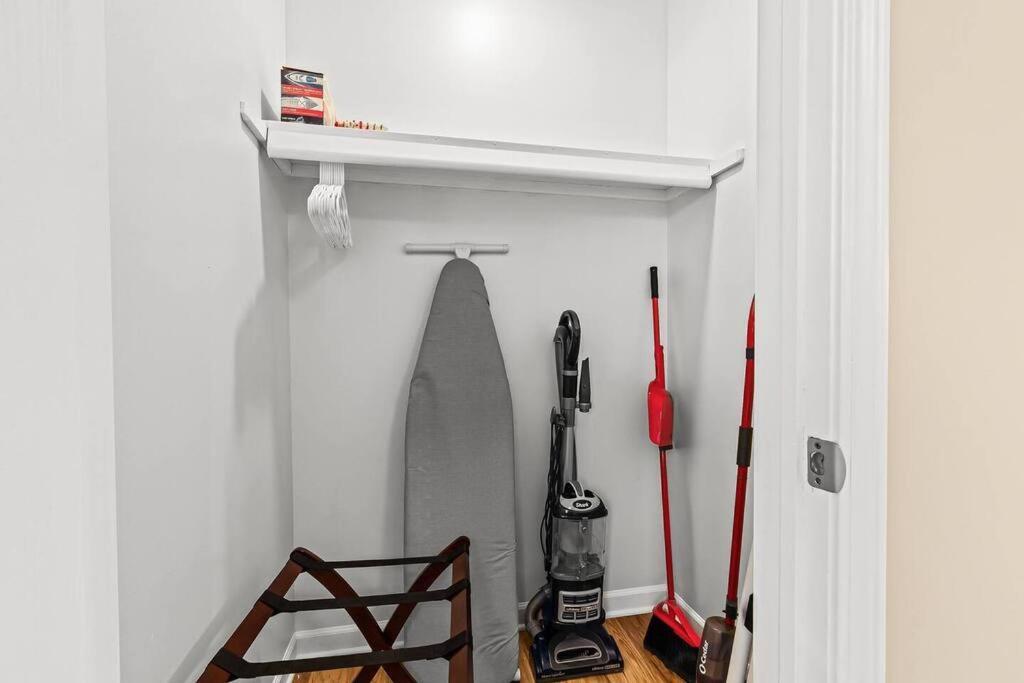 New! Modern Upper Flat Near Downtown Roseville Esterno foto