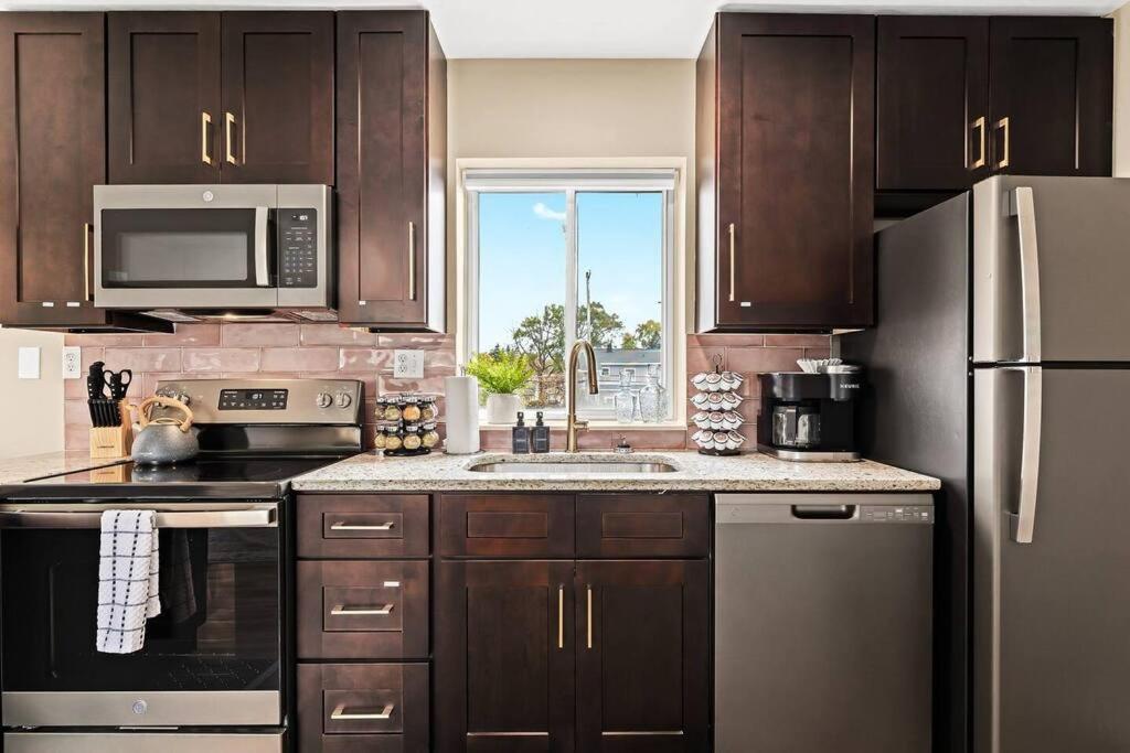 New! Modern Upper Flat Near Downtown Roseville Esterno foto