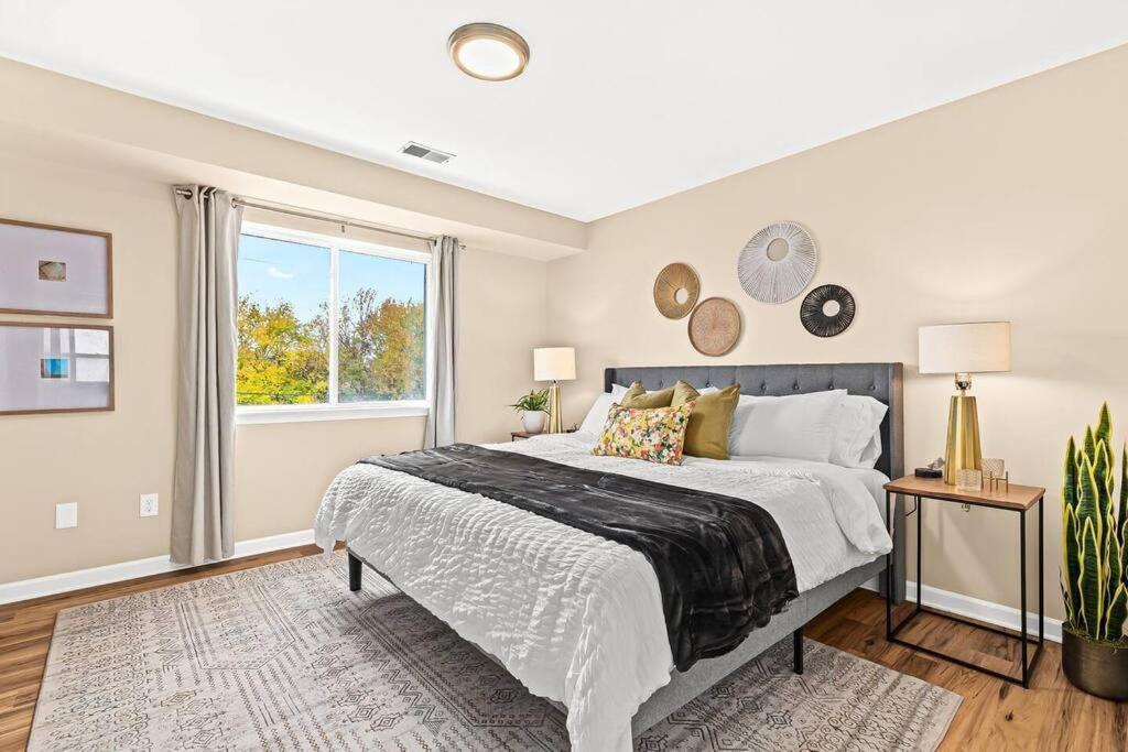 New! Modern Upper Flat Near Downtown Roseville Esterno foto