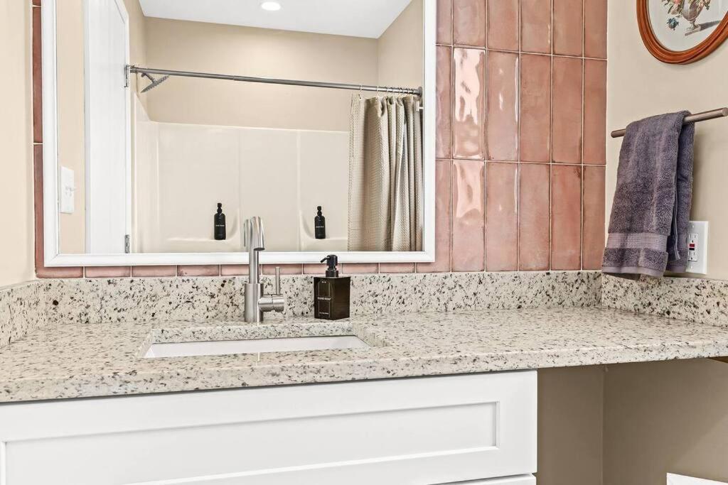 New! Modern Upper Flat Near Downtown Roseville Esterno foto